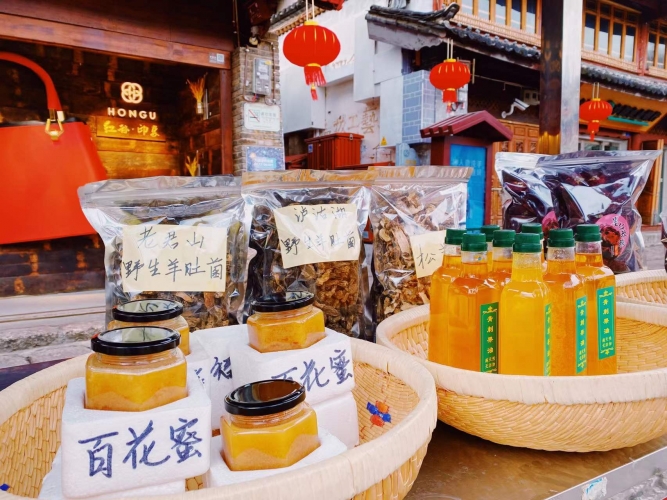 大研街道首届年货节正式开启  快来丽江古城四方街感受不一样的年味儿 (11).jpg