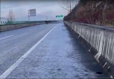 大丽高速这个路段路面结冰，请广大驾驶人谨慎驾驶