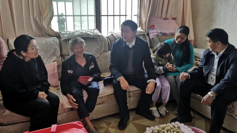 市县领导春节走访慰问华坪县困难群众