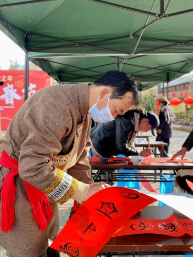 丽江古城：迎春送福写春联，翰墨飘香添年味！ (1).jpg