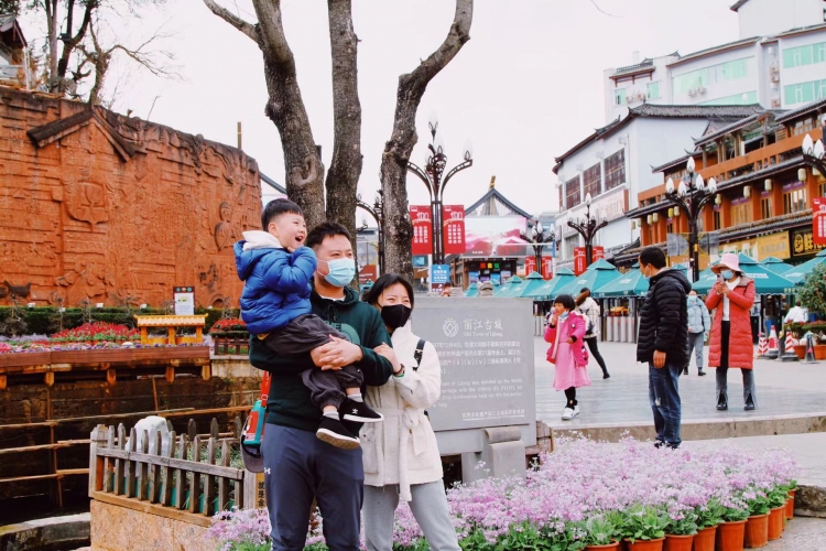 丽江古城近4万盆鲜花迎新春 (3).jpg