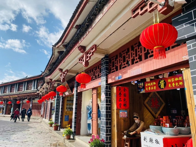 丽江古城近4万盆鲜花迎新春 (12).jpg