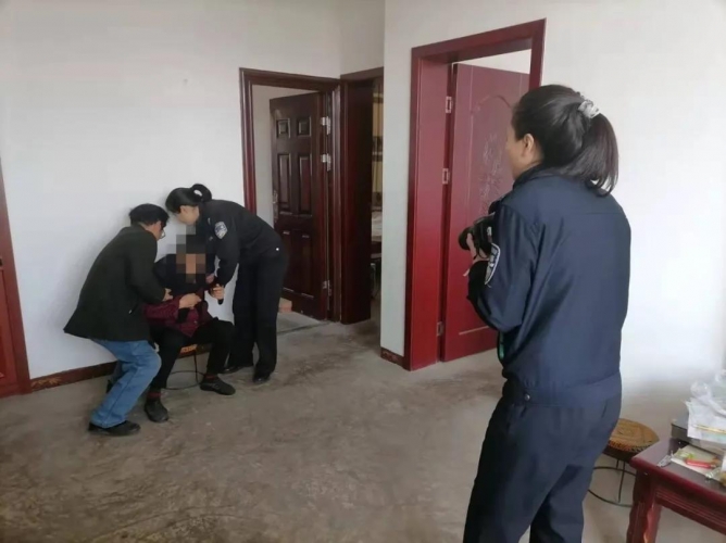 华坪县户籍民警上门办证 暖心服务为民解忧