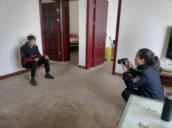 华坪县户籍民警上门办证 暖心服务为民解忧