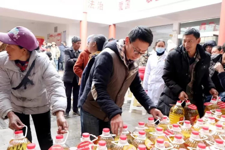 正龙集团为玉龙县十八寨沟村民送去春节慰问