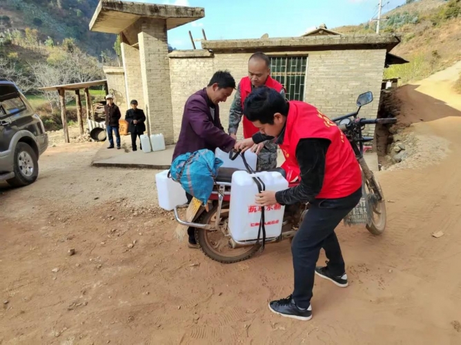 永胜县仁和镇政府“送水上门”为群众排忧解难