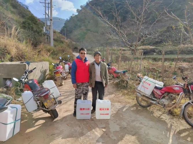 永胜县仁和镇政府“送水上门”为群众排忧解难