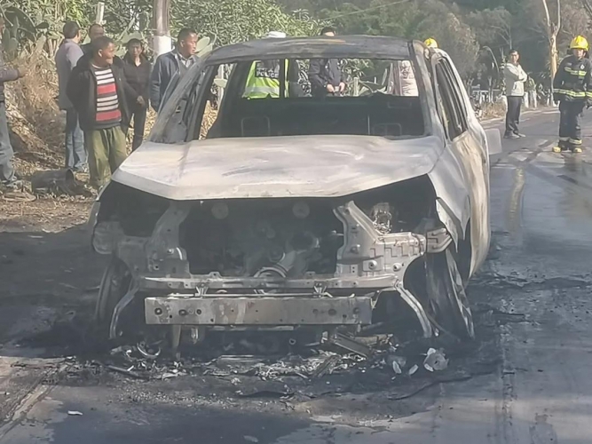 车辆突发自燃 华坪交警积极救助化险为夷