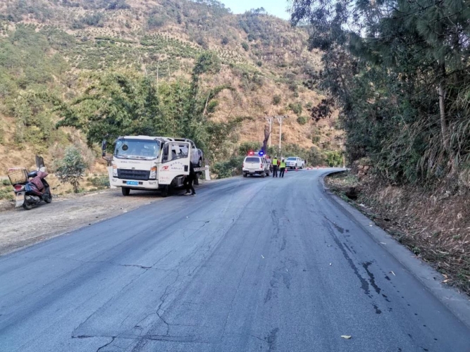 车辆突发自燃 华坪交警积极救助化险为夷