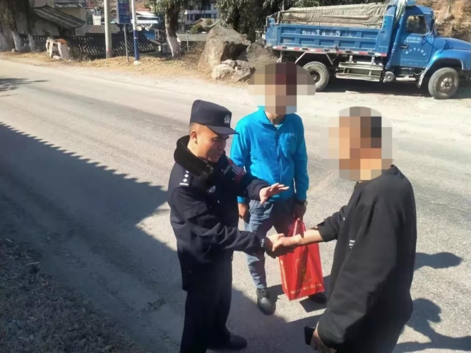 回乡探亲丢手机 民警助力解难题.jpg