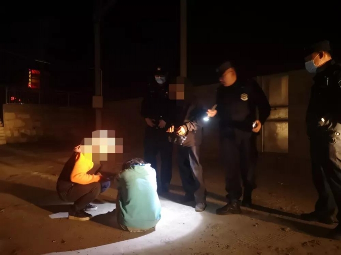 新春聚会 女子酒醉宿街头  永胜民警协助将其送回家中.jpg