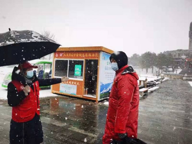 玉龙雪山景区：下雪很冷 但他们太暖了！ (16).jpg