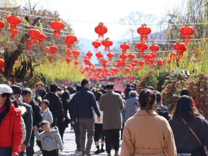 春节假日，丽江共接待游客72.53万人次，旅游收入6.09亿元