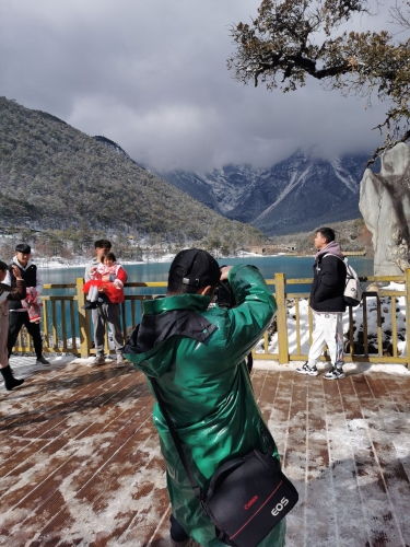 春节假日，丽江共接待游客72.53万人次，旅游收入6.09亿元