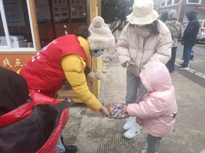 春节假日，丽江共接待游客72.53万人次，旅游收入6.09亿元