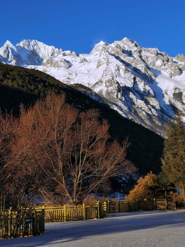 春节假日，玉龙雪山景区共接待游客5.36万人