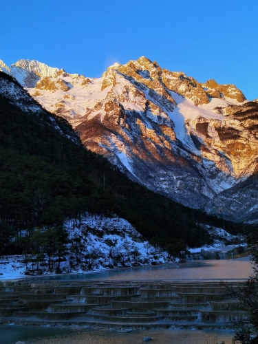 春节假日，玉龙雪山景区共接待游客5.36万人