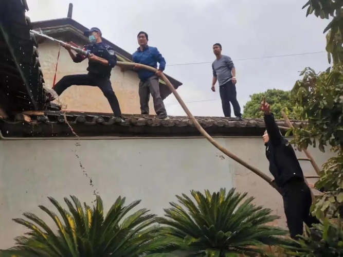 民房起火 警民联手共同扑救