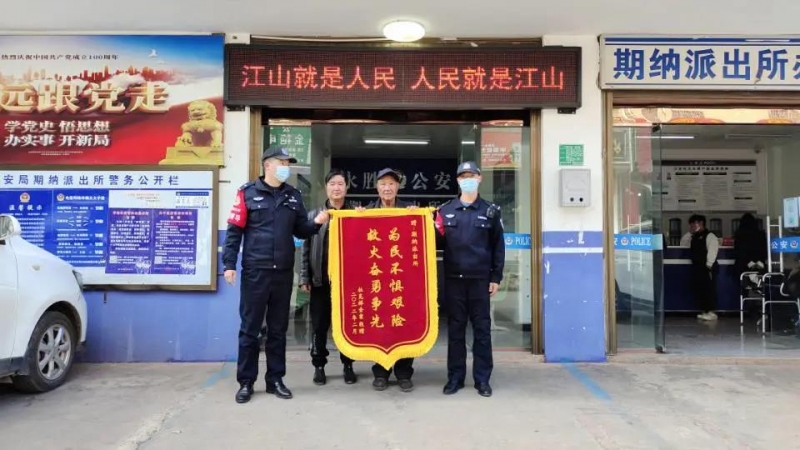 民房起火 警民联手共同扑救