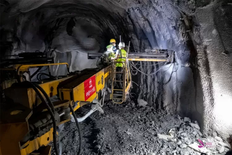 丽香铁路玉龙雪山隧道还剩590米 虎跳峡特大桥已具备铺轨条件