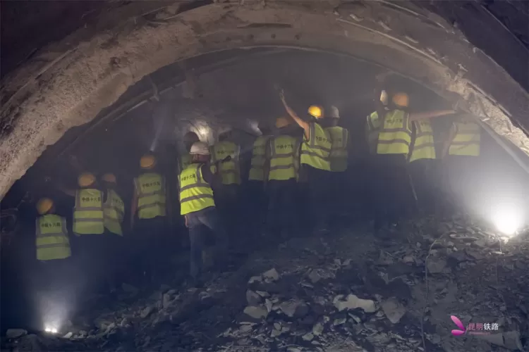 丽香铁路玉龙雪山隧道还剩590米 虎跳峡特大桥已具备铺轨条件