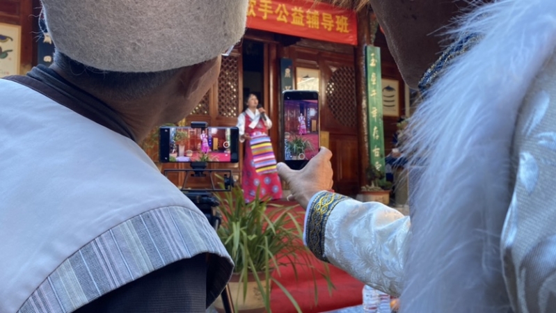 2022年首届丽江歌手公益辅导班在丽江古城结业