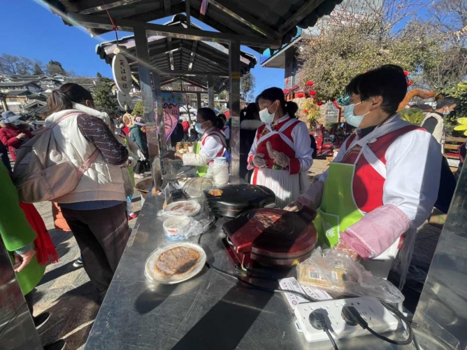 提着冰墩墩花灯闹元宵 古城体验“和美大研·欢乐元宵”活动