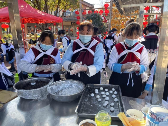 提着冰墩墩花灯闹元宵 古城体验“和美大研·欢乐元宵”活动