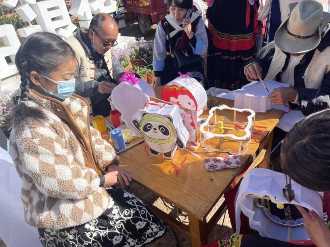 提着冰墩墩花灯闹元宵 古城体验“和美大研·欢乐元宵”活动