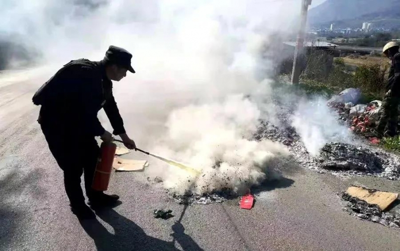 电动三轮车突发自燃 民警及时救助保平安