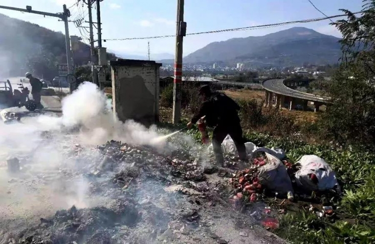 电动三轮车突发自燃 民警及时救助保平安