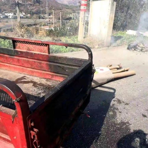 电动三轮车突发自燃 民警及时救助保平安