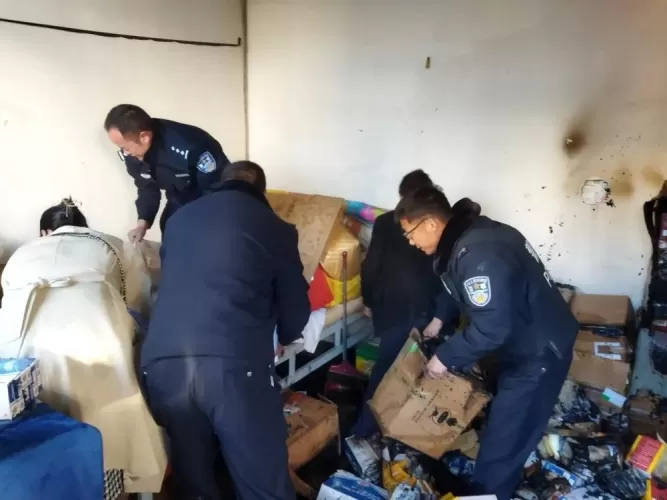 民房起火 永胜县永北派出所民警深入现场帮助群众抢救财物