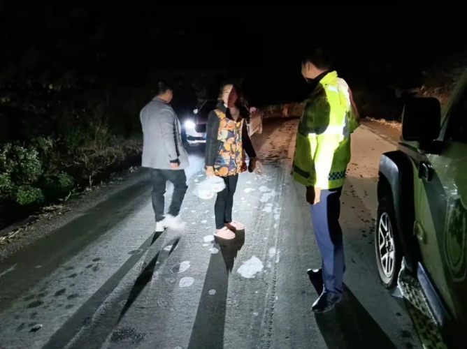 赏雪被困 华坪民警紧急救援！