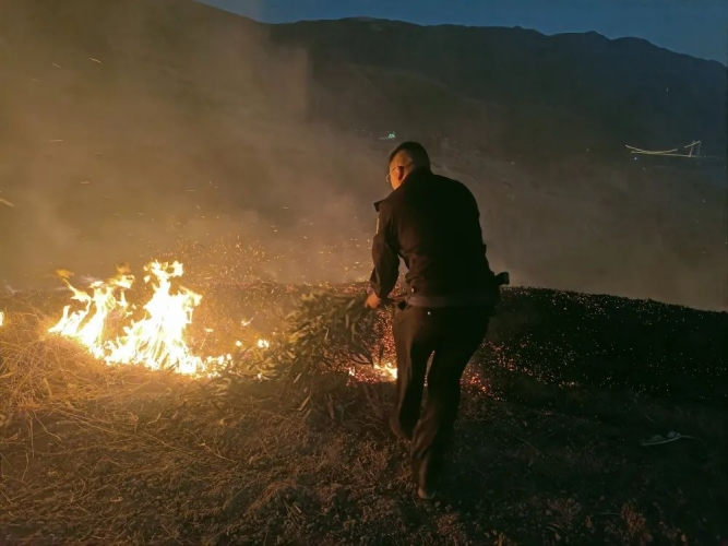 山地失火  民警合力一小时扑灭.jpg