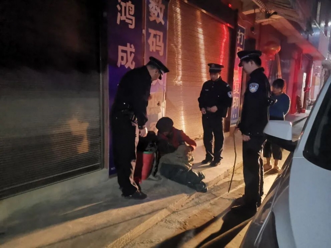 老人徒步30公里看望女儿 民警暖心助力