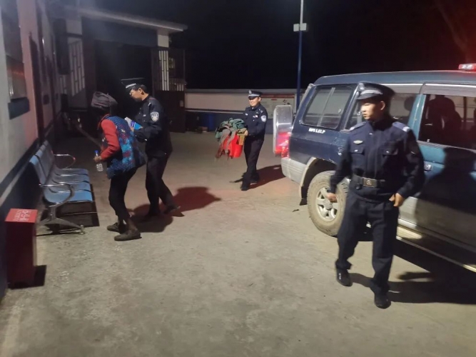 老人徒步30公里看望女儿 民警暖心助力