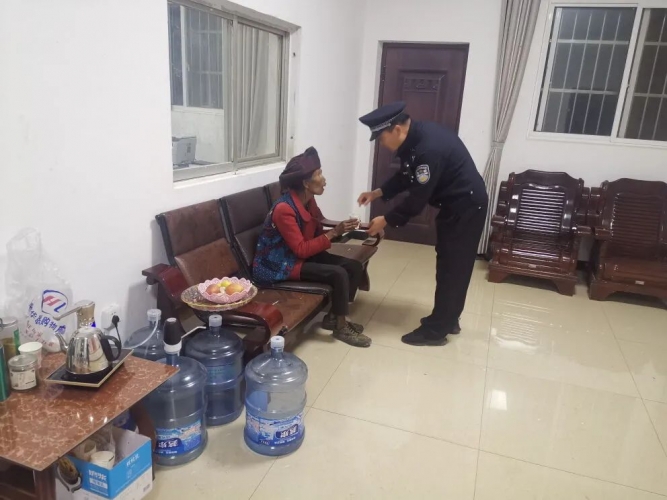 老人徒步30公里看望女儿 民警暖心助力