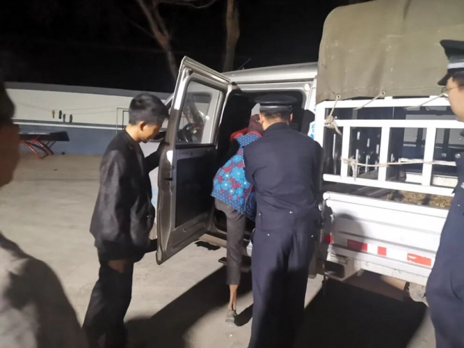 老人徒步30公里看望女儿 民警暖心助力