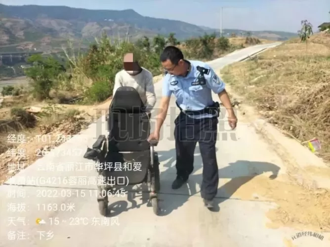 老人不慎遗失轮椅 华坪民警及时找回