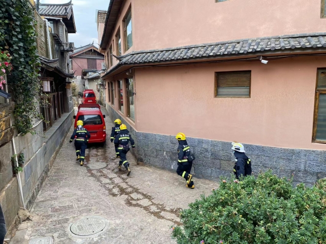 束河古镇靠山区域“发生火情”  古城区消防救援大队三站联合演练 迅速扑灭 (1).jpg