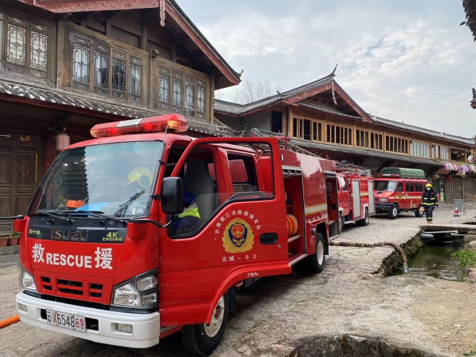 束河古镇靠山区域“发生火情”  古城区消防救援大队三站联合演练 迅速扑灭 (2).jpg