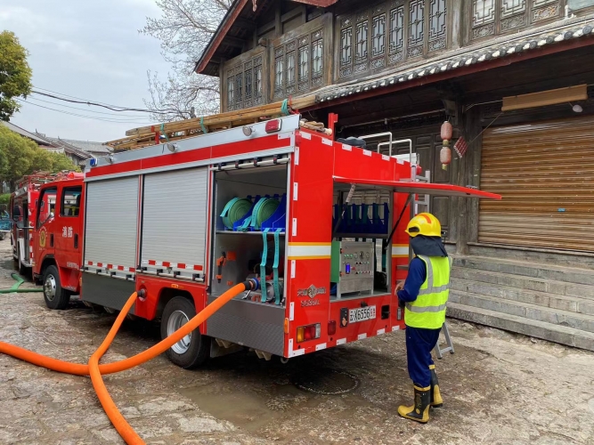 束河古镇靠山区域“发生火情”  古城区消防救援大队三站联合演练 迅速扑灭 (3).jpg