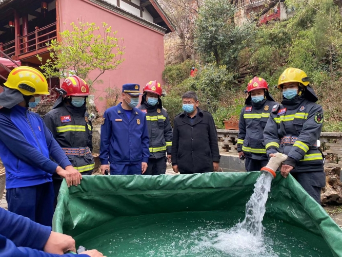 束河古镇靠山区域“发生火情”  古城区消防救援大队三站联合演练 迅速扑灭 (4).jpg