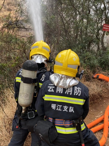 束河古镇靠山区域“发生火情”  古城区消防救援大队三站联合演练 迅速扑灭 (5).jpg