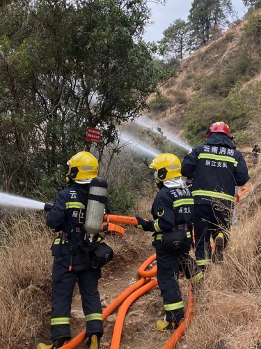 束河古镇靠山区域“发生火情”  古城区消防救援大队三站联合演练 迅速扑灭 (6).jpg