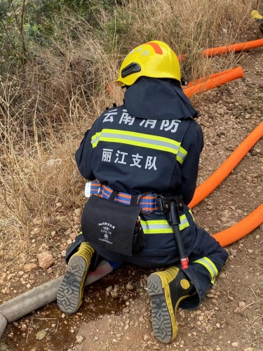 束河古镇靠山区域“发生火情”  古城区消防救援大队三站联合演练 迅速扑灭 (7).jpg