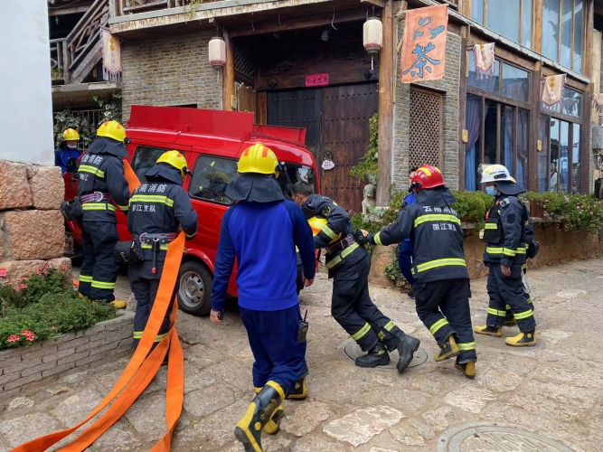 束河古镇靠山区域“发生火情”  古城区消防救援大队三站联合演练 迅速扑灭 (8).jpg