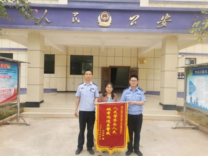 盗窃他人手机+违反交通规则，被永胜民警当场抓获