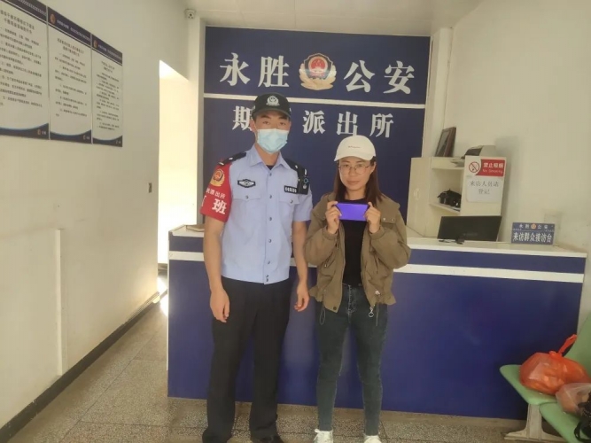 乘客大意丢手机 民警及时找回受称赞